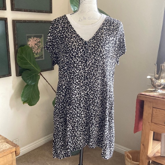 VOLCOM Black and White Floral Dress Size Large - Picture 1 of 5